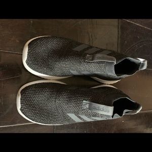 Adías athletic shoe